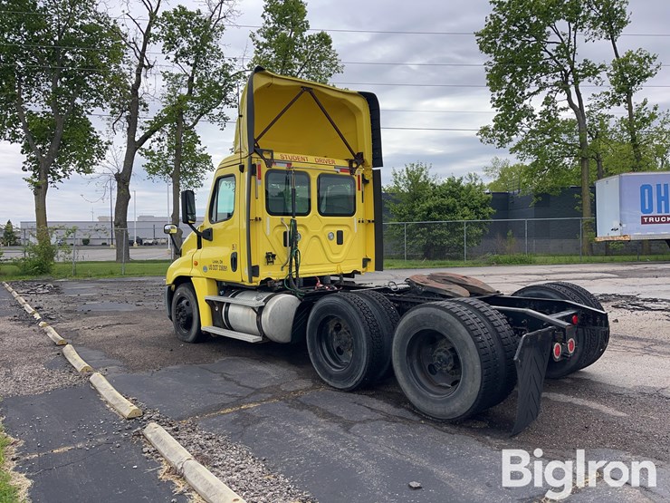 2016-freightliner-cascadia-125-image-7