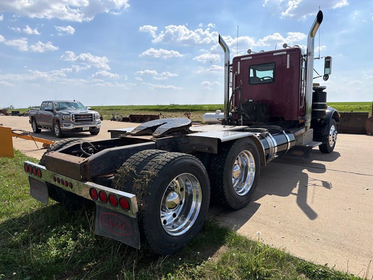 1981-peterbilt-359-image-4