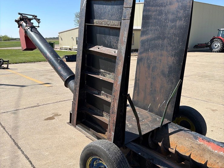 driver-over-hopper-with-unload-auger-image-8