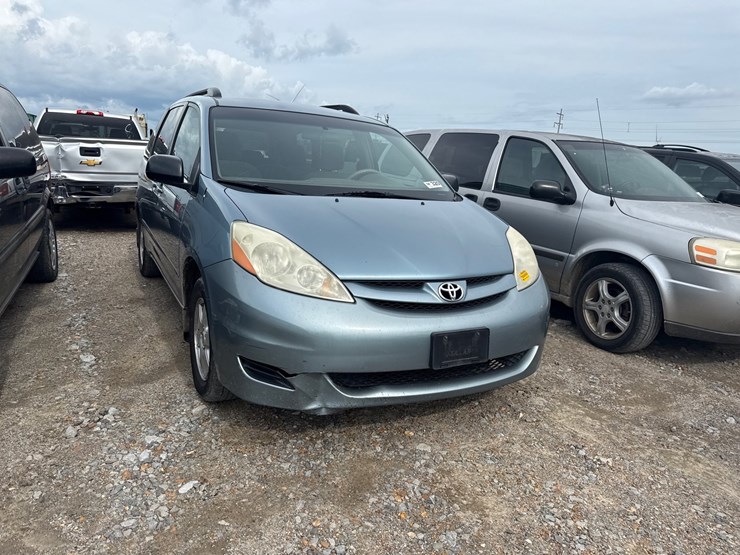2009-toyota-sienna-image-2