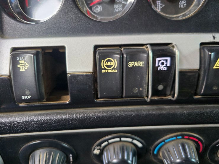 2015-kenworth-t800-image-65