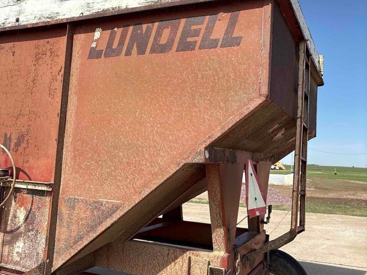 lundell-350-bushel-gravity-wagon-image-6