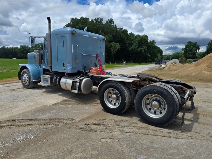2013-peterbilt-388-image-11