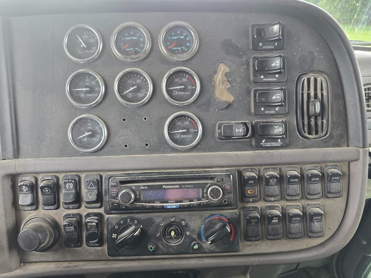 2013-peterbilt-388-image-63