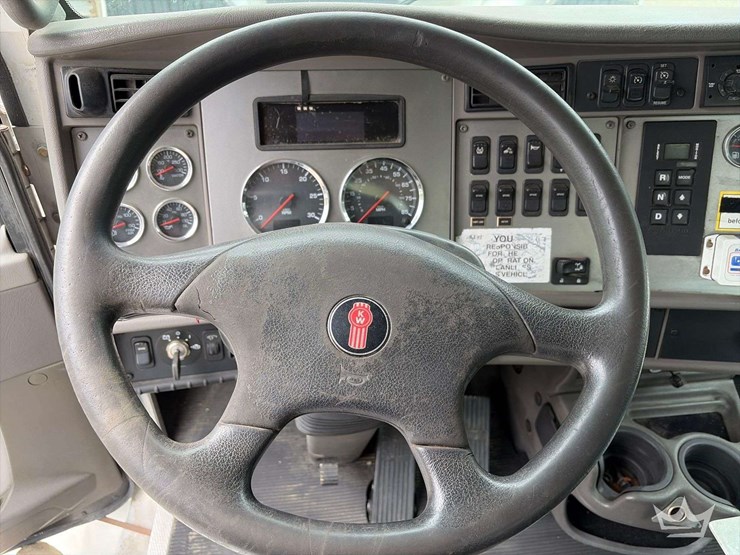 2011-kenworth-t300-image-10