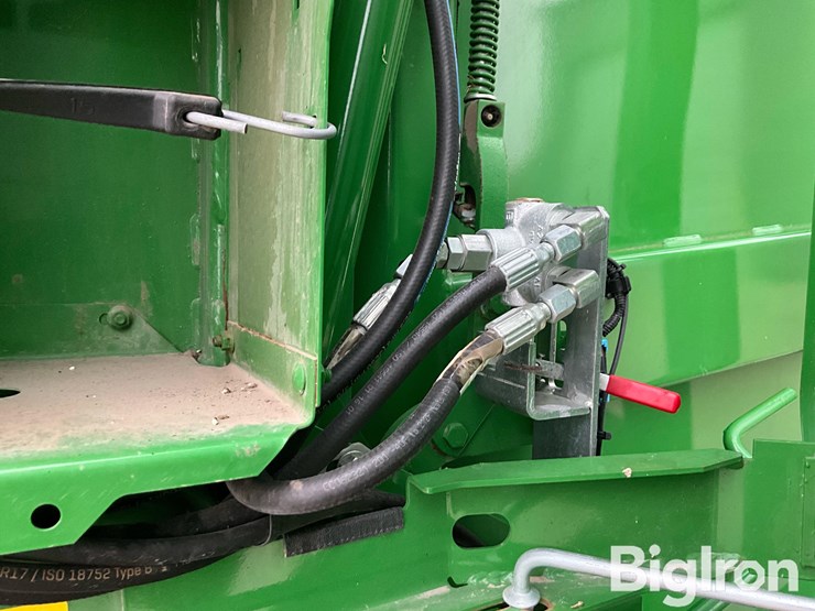 2022-john-deere-560m-image-16