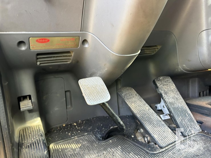 2017-peterbilt-389-image-63