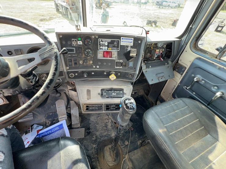 2001-mack-rd690s-image-31