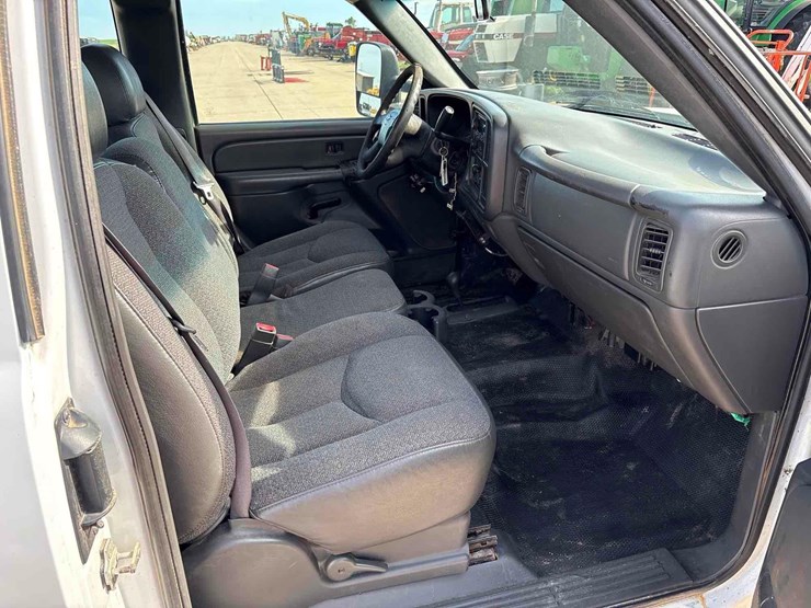 2004-chevrolet-2500hd-image-33