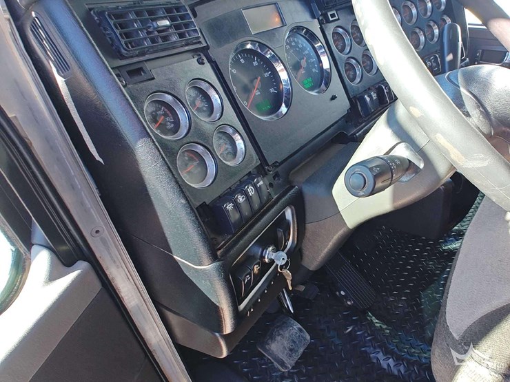 2012-kenworth-t800-image-36