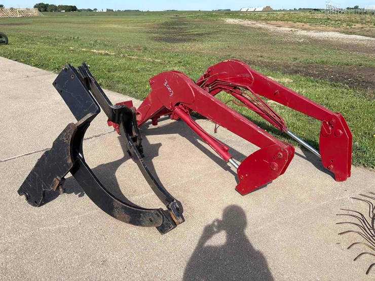 international-quick-tach-loader-image-4