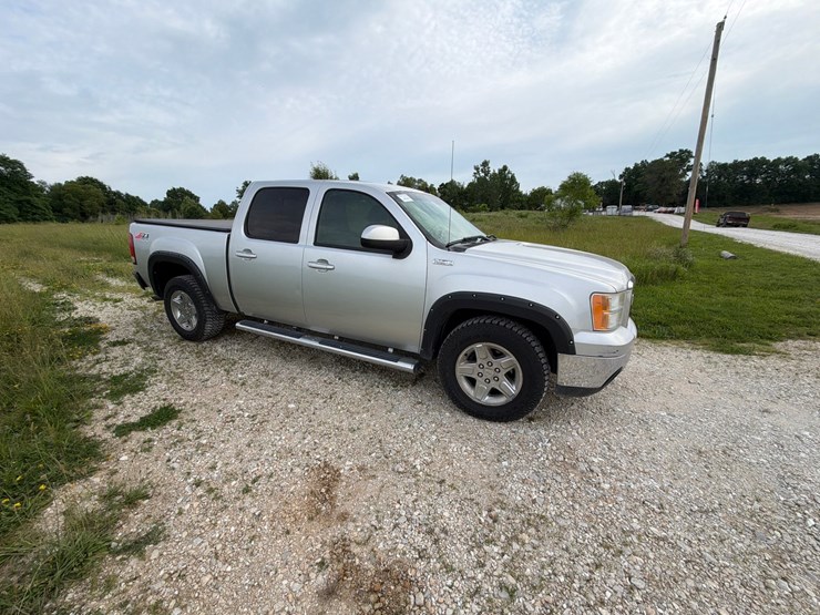 #24068-•-2011-gmc-sierra-pickup-truck-image-11