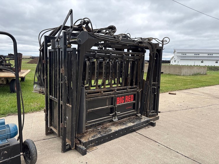 big-red-8-1/2ft-hydraulic-squeeze-chute-image-3