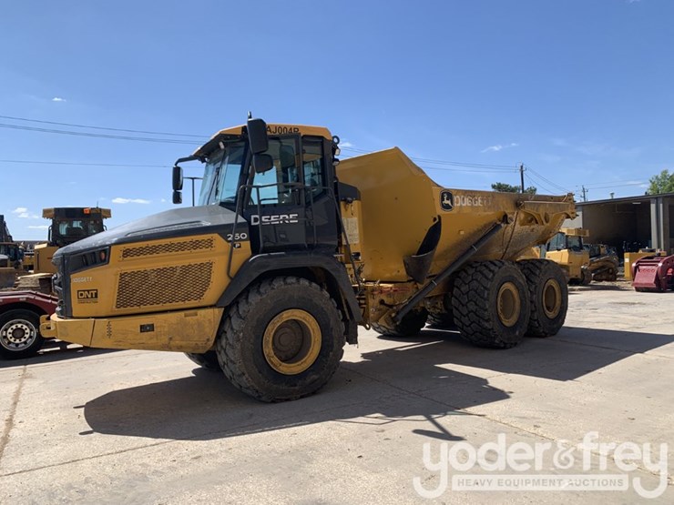 2023-deere-260e-image-1