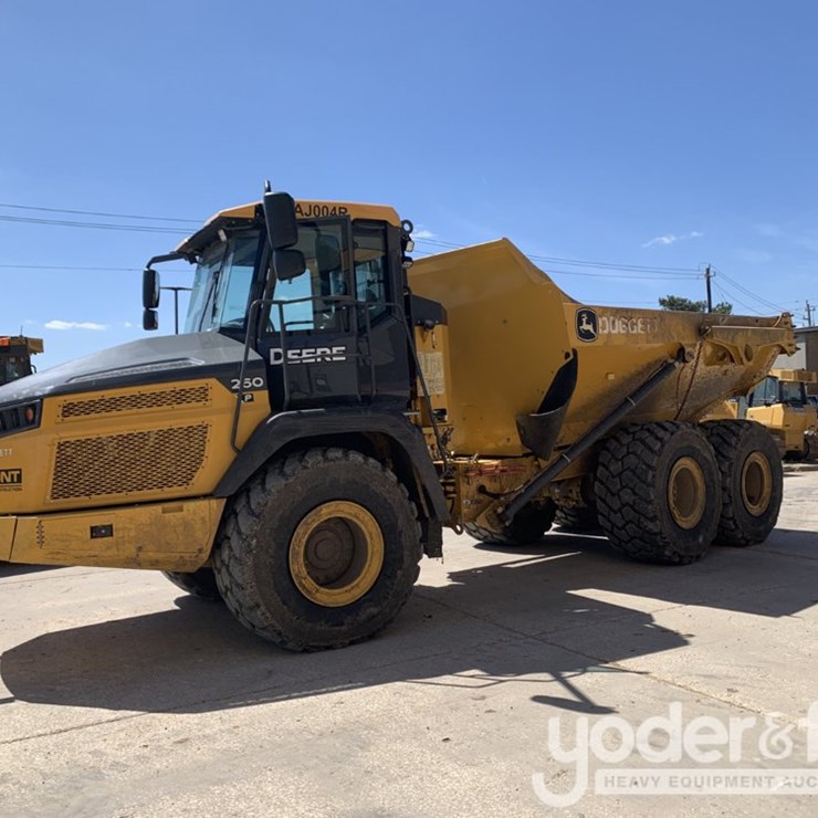 2023 DEERE 260E