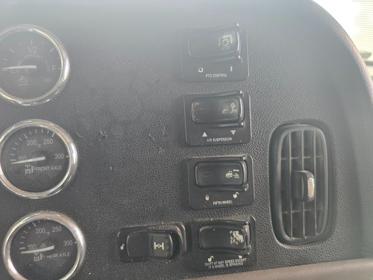 2013-peterbilt-388-image-67