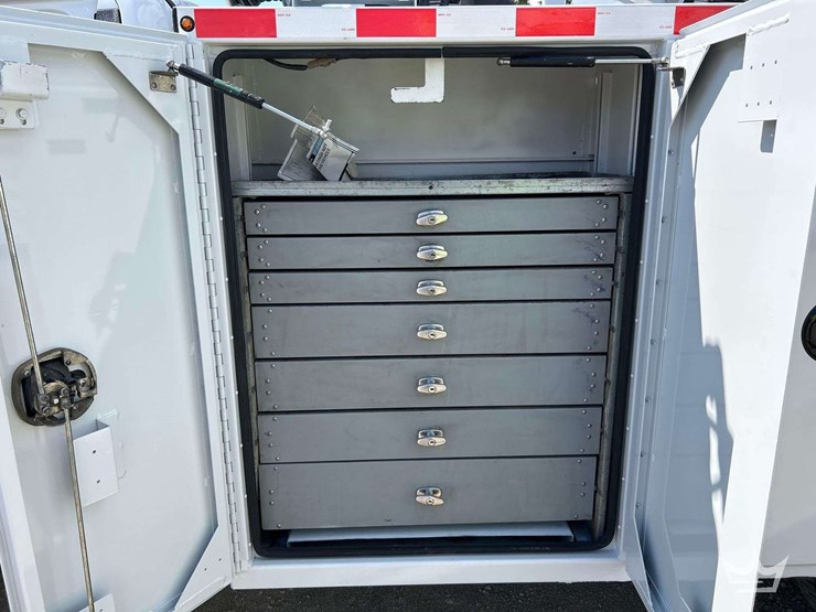 2023-ford-f550-image-21