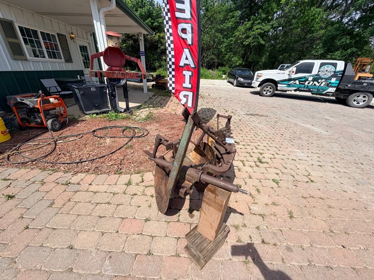 #24071-•-two-bottom-moldboard-plow-image-5