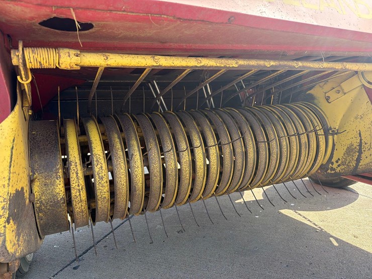 new-holland-275-image-15