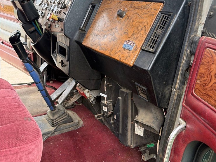 2000-peterbilt-379-image-47