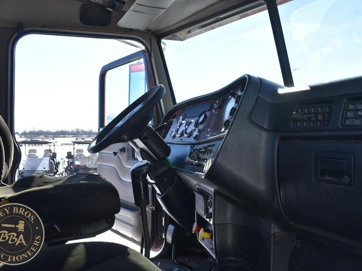 2005-peterbilt-385-image-93