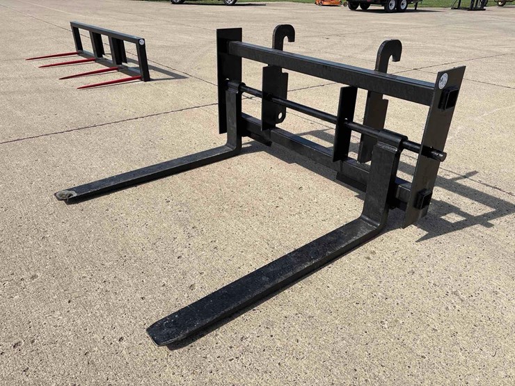 m&j-volvo-mount-pallet-forks-image-2