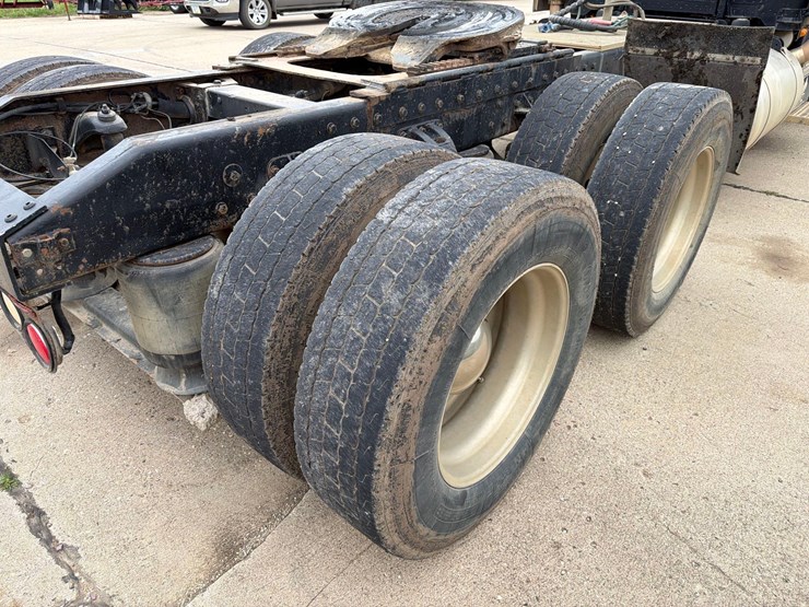 2000-peterbilt-379-image-11