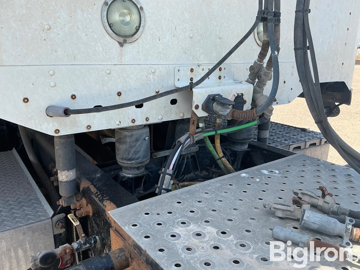 2013-freightliner-coronado-132-image-17