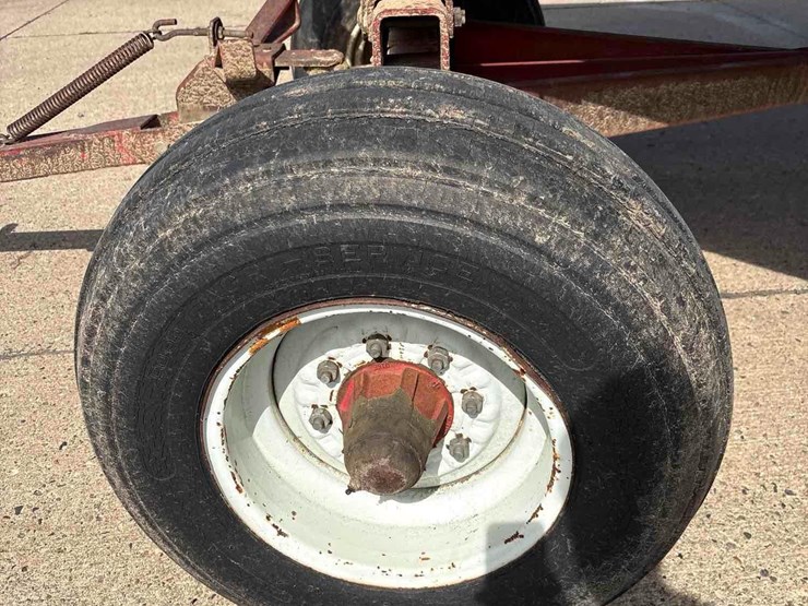 lundell-350-bushel-gravity-wagon-image-9