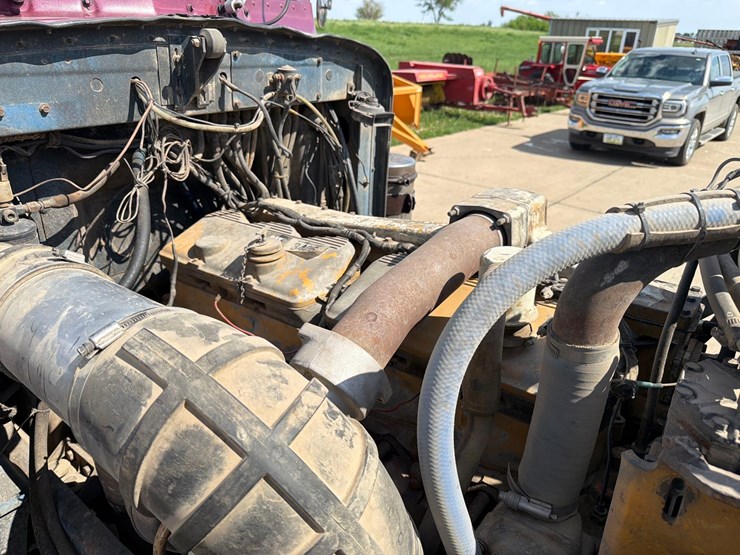 1981-peterbilt-359-image-30