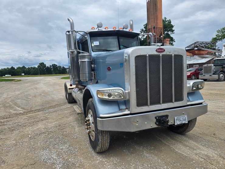 2011-peterbilt-388-image-35