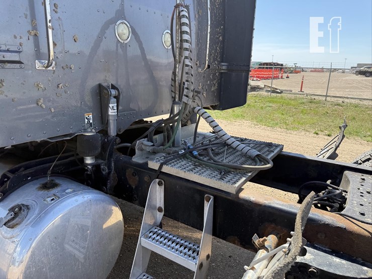 2009-peterbilt-386-image-43