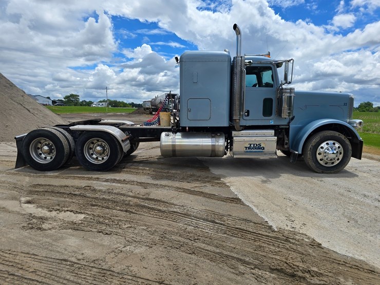 2013-peterbilt-388-image-24