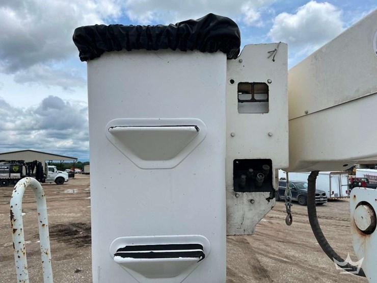 2015-freightliner-m2-106-image-52