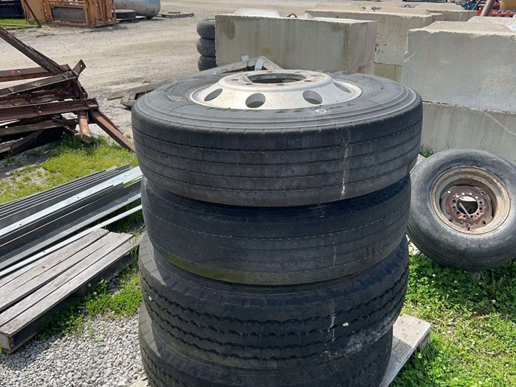4-22.5-semi-tires-on-rims-image-1