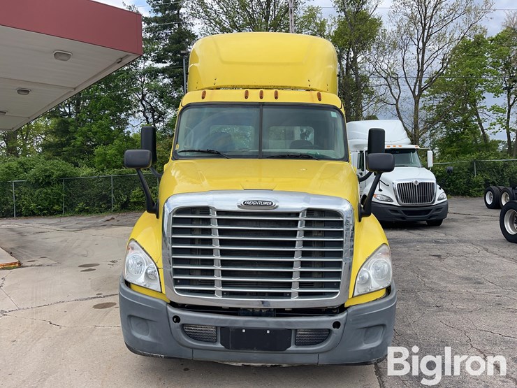 2016-freightliner-cascadia-125-image-2