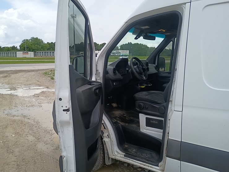 2019-mercedes-benz-sprinter-2500-image-24