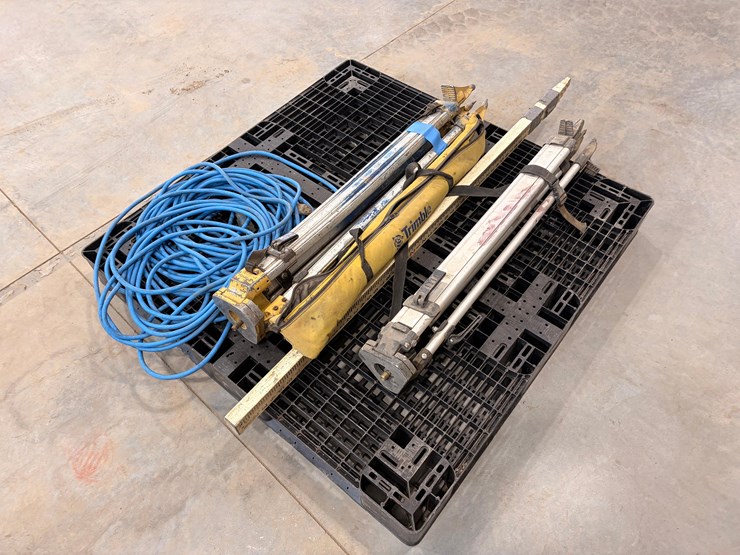assortment-of-laser-level-stands-image-7