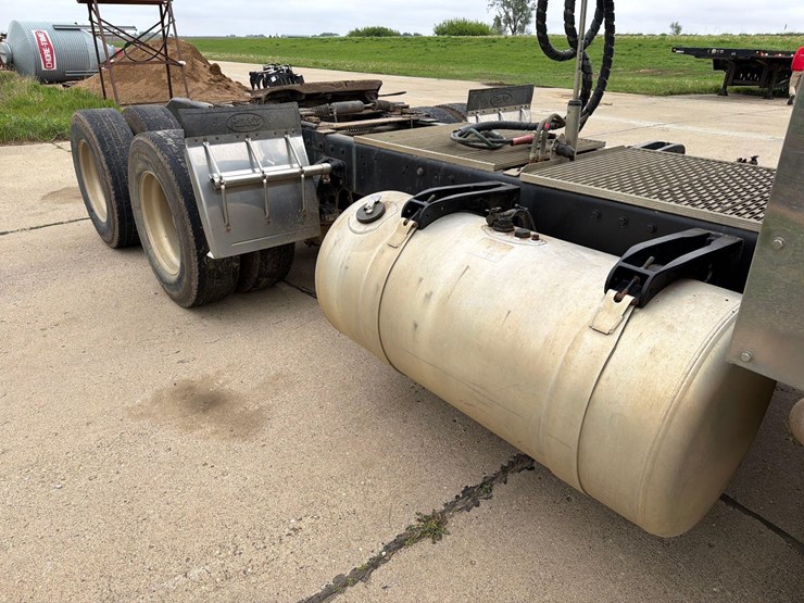 2000-peterbilt-379-image-16
