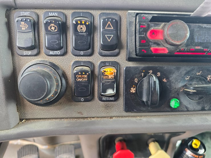 2013-peterbilt-388-image-63