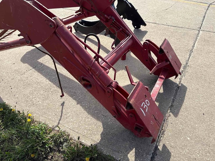 international-quick-tach-loader-image-12