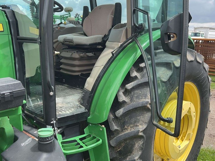 2015-john-deere-6120e-image-14