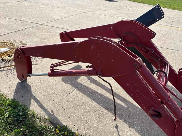 international-quick-tach-loader-image-13