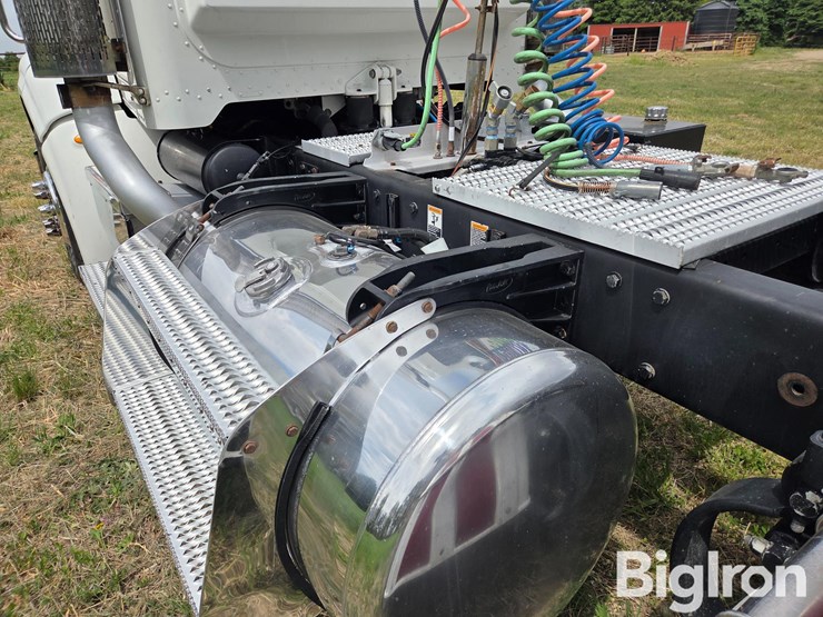 2009-peterbilt-384-image-11