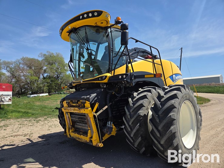 2016-new-holland-fr850-image-1