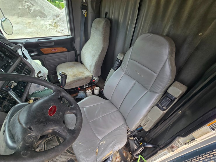 2011-peterbilt-388-image-64