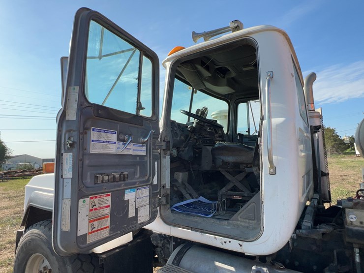 2001-mack-rd600-image-41
