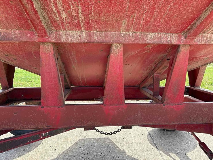 lundell-350-bushel-gravity-wagon-image-19