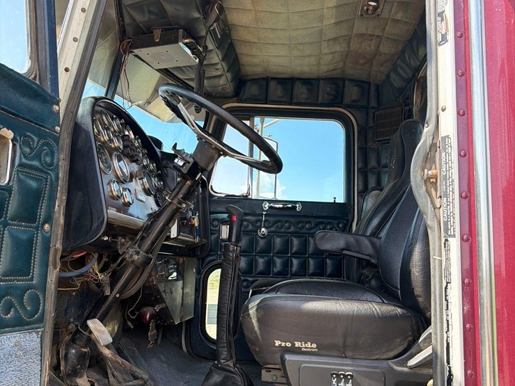1981-peterbilt-359-image-38