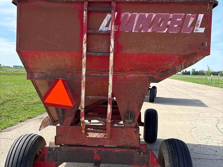 lundell-350-bushel-gravity-wagon-image-21